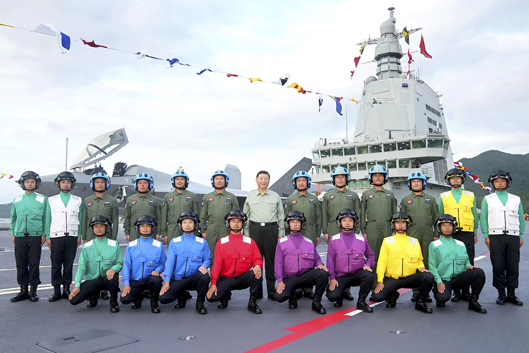我国第一艘电磁弹射型航空母舰入列 习出席入列授旗仪式并登舰视
